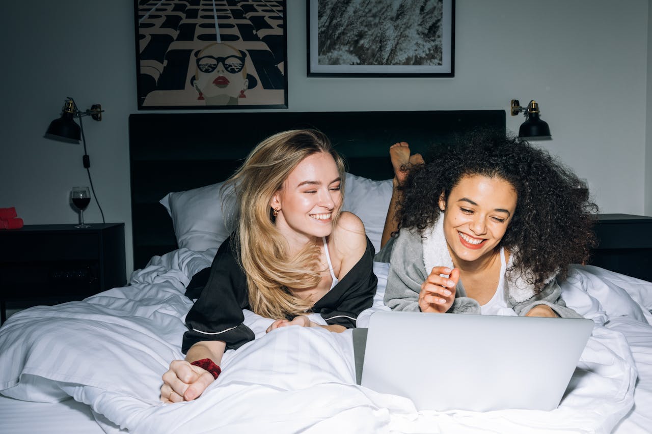10 Quiet Things To Do At A Sleepover For A Chill Night