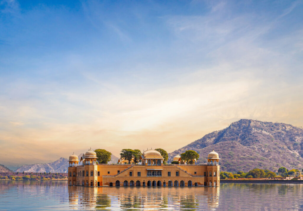 Jaipur Travel Guide: Amber Fort, Markets & Palaces